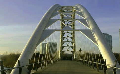 大跨度桥梁非线性颤振理论的分析与实验